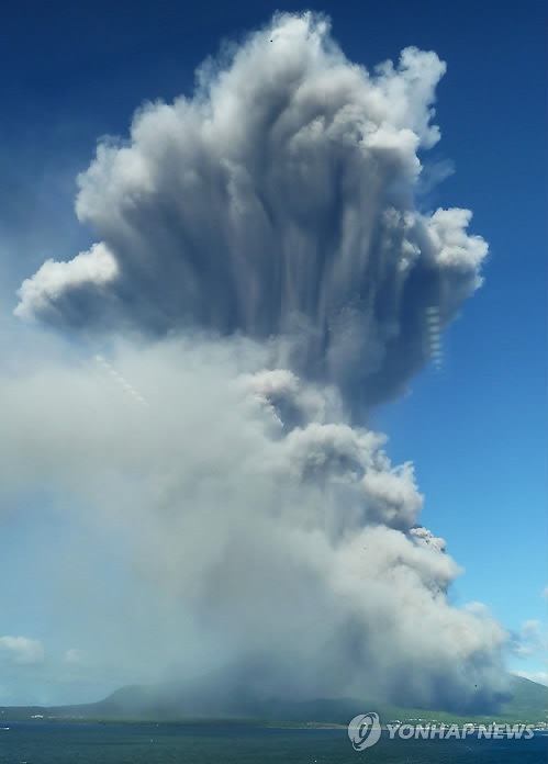 지난 18일 오후 일본 가고시마 현 사쿠라지마 화산이 폭발하면서 공중으로 연기가 치솟고 있다. (출처: 연합뉴스)