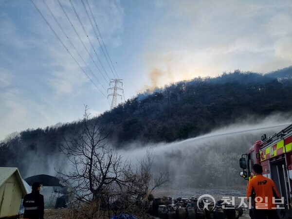 제천 봉양읍 봉황산에 불길이 번지고 있는 모습. (제천 소방서 제공)