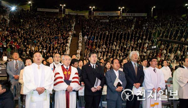 서울 연세대학교 노천극장에서 열린 2014 한국교회 부활절 연합예배의 모습. 내빈으로 참석한 한국교회 각 교단과 연합기구 대표 목회자들이 찬송을 부르고 있다. 왼쪽 두 번째부터 극동방송 이사장 김장환 목사, 한국구세군 박종덕 사령관, 한국교회연합 한영훈 대표회장, NCCK 김영주 총무. ⓒ천지일보DB