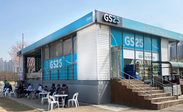 많은 나들이객이 GS25 한강 매장에서 먹거리, 음료 등을 즐기고 있다. (제공: GS리테일)