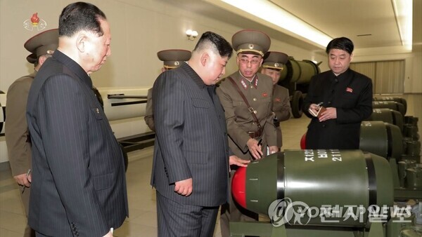 (서울=연합뉴스) 북한 김정은 국무위원장이 핵무기병기화사업을 지도하고 핵반격작전계획과 명령서를 검토했다고 조선중앙TV가 28일 보도했다. [조선중앙TV 화면] 2023.3.28