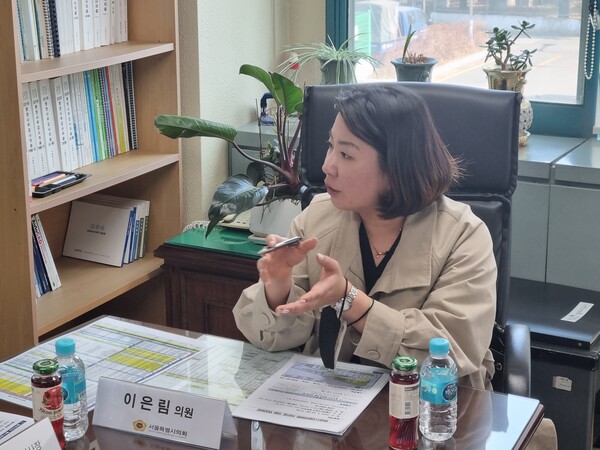 서울에너지공사 업무보고를 받는 이은림 시의원 (제공: 서울시의회)