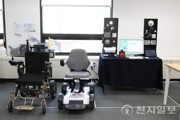 [천지일보=손지하 기자] 시각장애인용 내비게이션 ‘G-EYE 플러스’를 구현하기 위한 휠체어 등 장비가 서울 서대문구 LBS테크 사무실에 전시돼 있다. ⓒ천지일보 2023.04.05.