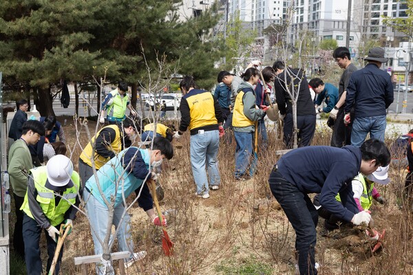 ‘용산 드래곤즈’가 지난 4일 식목일 기념 나무 식재 봉사활동을 진행하고 있다. (제공: 아모레퍼시픽)
