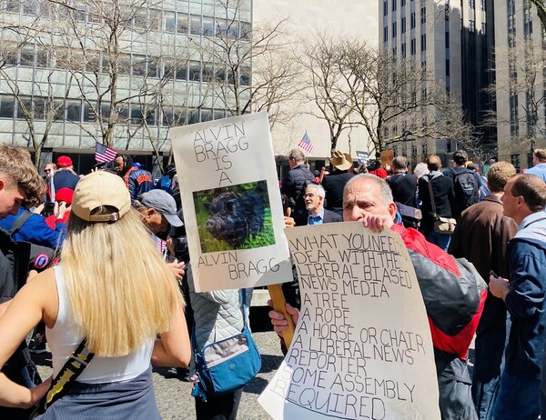 4일(현지시간) 도널드 트럼프 전 미국 대통령이 출석한 뉴욕시 형사법원 앞 공원에서 앨빈 브래그 맨해튼지방검사장을 비난하는 피켓 시위 벌이는 지지자. (출처: 연합뉴스)