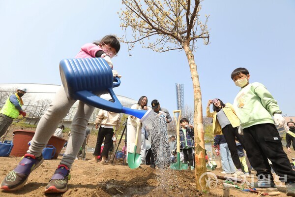 [천지일보=남승우 기자] 식목일을 나흘 앞둔 지난 1일 서울 구로구 안양천 일대에서 열린 나무 심기 행사에서 아이들이 산수유 묘목에 물을 주고 있다. ⓒ천지일보 2023.04.06.