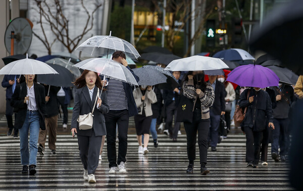 비가 내린 지난 5일 서울 영등포구 여의도환승센터에서 우산을 쓴 시민들이 이동하고 있는 모습. (출처: 뉴시스)