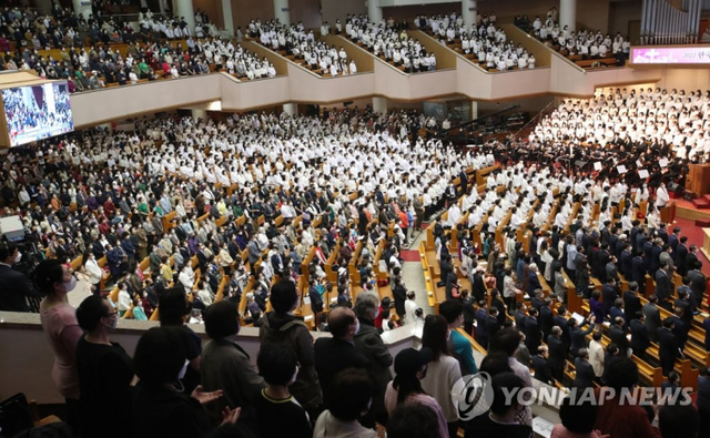 서울 여의도 순복음교회에서 신자들이 부활절 예배를 하고 있는 모습. (출처: 연합뉴스)