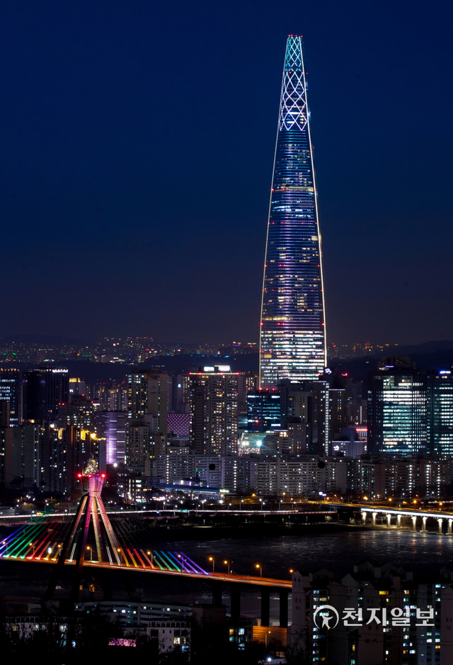 [천지일보=박준성 기자] 1월말 서울 광진구 아차산 팔각정에서 보는 서울의 랜드마크인 롯데타워 야경이 형형색색의 빛을 비추고 있다. ⓒ천지일보 2022.1.27