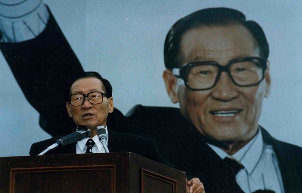 1992년 12월 1일 정 회장이 유세 연설을 하고 있다.
