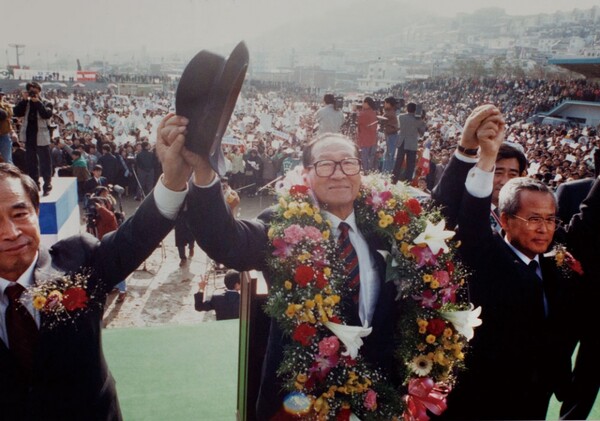 1992년 12월 8일 통일국민당 대표로 14대 대통령선거에 출마한 정 회장이 경기도 광명시에서 유세를 하고 있다.