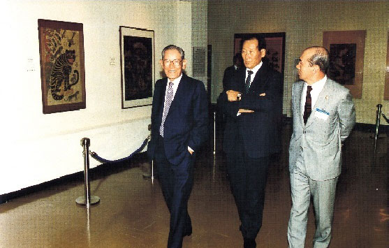 1983년 미술전시회장에서 당시 이병철 삼성그룹 회장과 박태준 포항제철 회장과 함께한 정주영 회장.