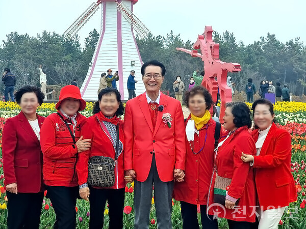 [천지일보 신안=천성현 기자] 박우량 신안군수(왼쪽 네 번째)가 축제장을 찾은 사람들과 사진을 찍고 있다. ⓒ천지일보 2023.04.07.