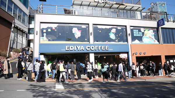 부산에 오픈된 ‘이디야커피×로스트아크’ 팝업스토어에 고객들이 몰려 있다. (제공: 이디야커피)