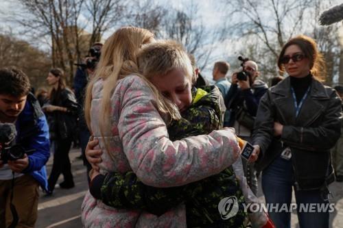(출처: 로이터, 연합뉴스) 지난해 러시아 여름 캠프에 갔다가 수개월간 억류됐던 우크라이나 어린이 보단(13)이 8일(현지시간) 우크라이나와 벨라루스 국경을 통해 돌아와 어머니와 끌어안고 있다.