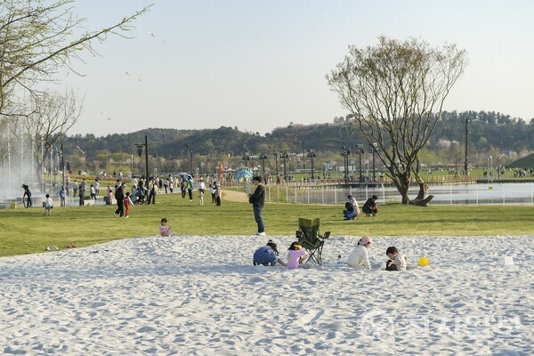 오천그린광장을 즐기는 관람객들. (제공: 순천시) ⓒ천지일보 2023.04.09.