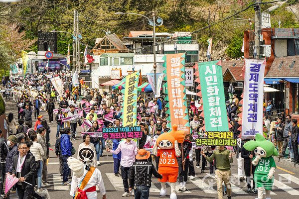 목포 유달산 봄축제에 많은 시민과 관광객이 참여하고 있는 모습. (제공: 목포시) ⓒ천지일보 2023.04.10.