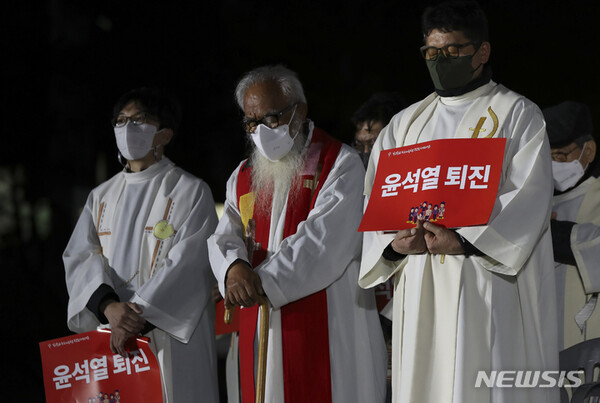 천주교정의구현전국사제단 비상대책위원회가 10일 오후 서울 중구 서울광장에서 월요시국기도회를 열고 있다. (출처: 뉴시스)