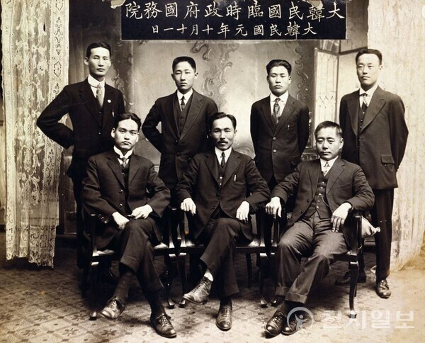 1919년 10월 대한민국 임시 정부 국무원 모습. 앞줄 왼쪽부터 신익희·안창호·현순. 뒷줄 왼쪽부터 김철·윤현진·최창식·이춘숙 (우리역사넷 제공)