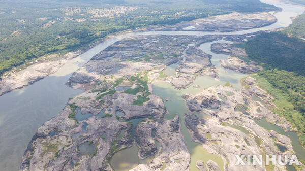 가뭄 겪는 태국 우본랏차타니의 메콩강 일대 항공사진. (신화/뉴시스)