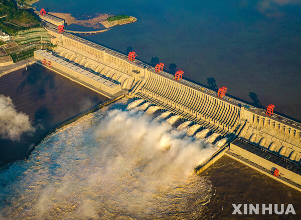 19일(현지시간) 중국 후베이성 싼샤댐에서 물이 방류되고 있다. 중국 수리부는 양쯔강 상류에서 기록적인 홍수가 발생하면서 이번 주에 40년 만에 가장 많은 물이 상류에서 유입될 것이라고 밝혔다. 세계 최대 규모의 싼샤댐의 물 유입량은 초당 7만4000㎥에 달할 것으로 알려졌다. (신화/뉴시스)