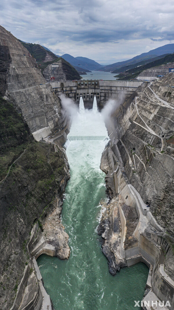 중국 쓰촨성 닝난현의 바이허탄 수력발전 댐에서 물이 방류되고 있다. (신화/뉴시스)