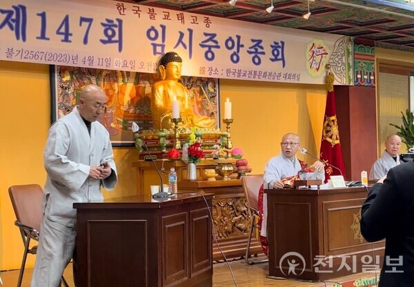 [천지일보=김민희 기자] 한국불교태고종 제28대 총무원장 선거 후보 성오스님이 지난 11일 종책토론회 중 법복을 벗고 퇴장하고 있다. 이날 토론회는 고성과 막말이 오가며 파행으로 치달았다. ⓒ천지일보 2023.04.12.