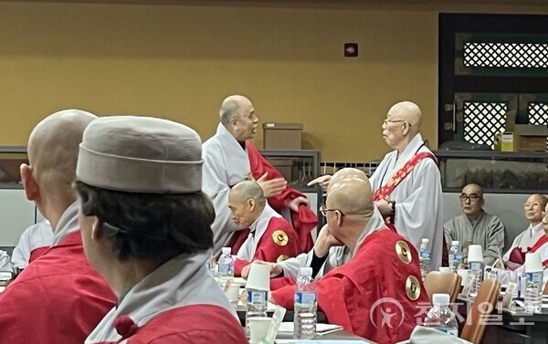 [천지일보=김민희 기자] 한국불교태고종 전 총무원장 도산스님과 청련사 벽산스님이 지난 11일 제28대 총무원장 선거 후보자 종책토론회에서 언쟁을 벌이고 있다. ⓒ천지일보 2023.04.12.