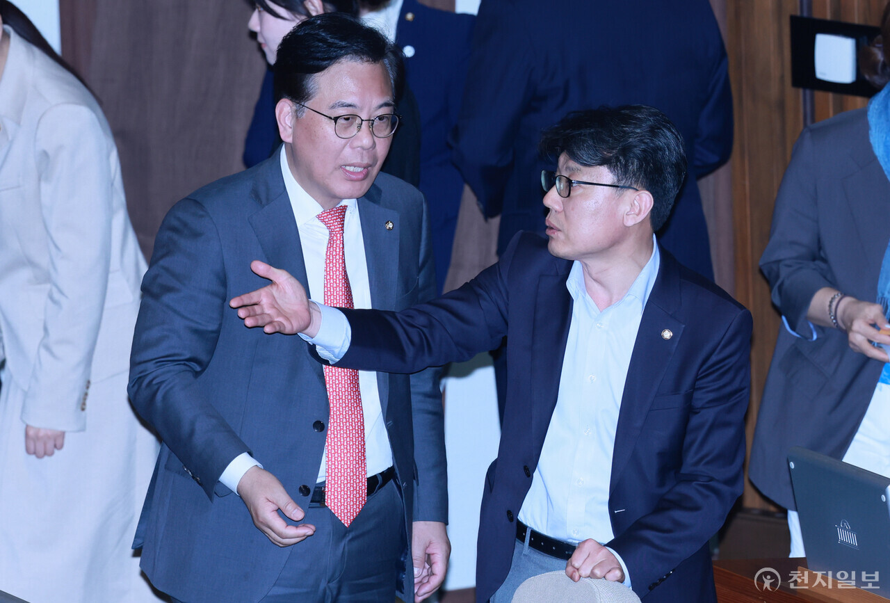 [포토] 대화 나누는 송언석-진성준