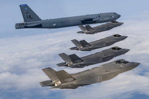 한미 공군이 연합공중훈련을 실시한 14일 한반도 상공에서 우리 측 F-35A 전투기와 미측 B-52H 전략폭격기, F-16 전투기가 훈련에 임하고 있다. (국방부 제공) ⓒ천지일보 2023.04.14.
