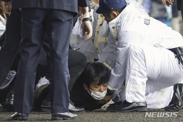 [와카야마=AP/뉴시스] 15일 보궐선거 여당 후보 지원을 위해 일본 와카야마 한 항구를 찾은 기시다 후미오 일본 총리 연설에 앞서 폭발물을 던진 것으로 보이는 용의자가 체포되고 있다. 2023.04.15.