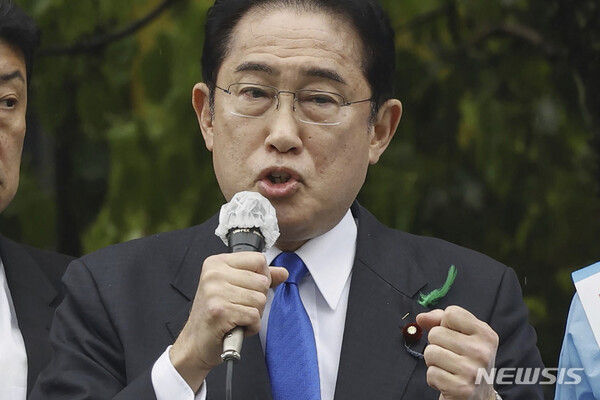 [교도/AP 뉴시스] 기시다 후미오 일본 총리가 15일 JR와카야마역 앞에서 보궐선거 지원 유세를 하고 있다. 2023.4.15