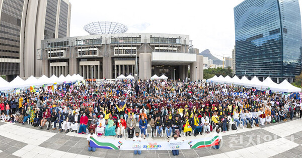 작년 7월 남아프리카공화국 케이프타운 앨버트 루툴리 광장에서 평화축제가 열린 가운데 청년들의 공연과 축제를 즐기는 모습. ⓒ천지일보 (제공: HWPL)