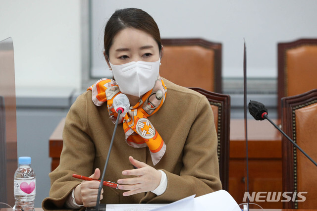 더불어민주당 강선우 의원이 6일 서울 여의도 국회에서 열린 아동학대 관련 온라인 민생간담회에서 발언을 하고 있다. (공동취재사진, 뉴시스)