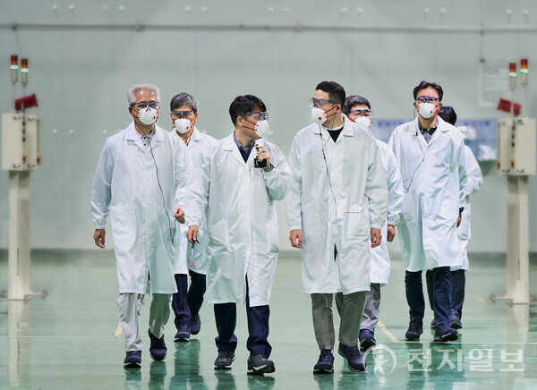 구광모 LG그룹 회장(왼쪽에서 네 번째)이 17일 LG화학 청주공장을 방문해 양극재 생산 핵심 공정 가운데 하나인 소성 공정 라인을 살펴보고 있다. (제공: ㈜LG)) ⓒ천지일보 2023.04.18.