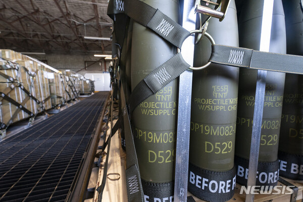 FILE - Pallets of 155 mm shells ultimately bound for Ukraine are loaded by the 436th Aerial Port Squadron, Friday, April 29, 2022, at Dover Air Force Base, Del. U.S. officials say that as Russia’s war on Ukraine drags on, U.S. security assistance is shifting to a longer-term campaign that will likely keep more American military troops in Europe into the future. (출처: 뉴시스)