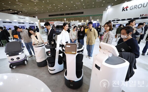 [천지일보=남승우 기자] 19일 서울 강남구 코엑스에서 열린 ‘2023 월드IT쇼(WIS)’에서 관람객들이 KT의 인공지능(AI) 기반 로봇들을 살펴보고 있다. ⓒ천지일보 2023.04.19.