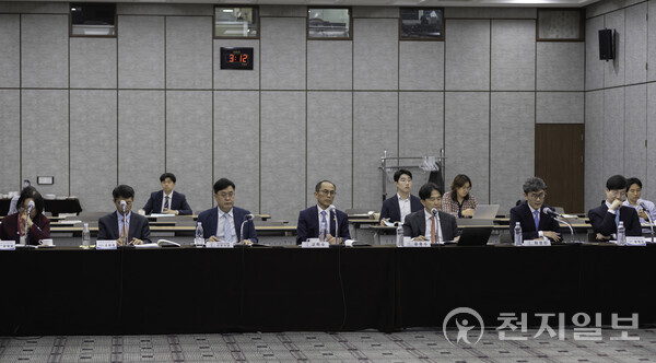 고학수 개인정보보호위원회 위원장(가운데)이 19일 오후 서울 은행회관에서 개최된 ‘2022-2023 개인정보 미래포럼’ 10차 회의에서 ‘개인정보와 디지털 통상’을 주제로 토론에 참여하고 있다. (제공: 개인정보보호위원회) ⓒ천지일보 2023.04.19.