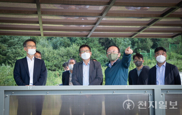 김덕현 연천군수(왼쪽 세번째)가 연천BIX 부지조성 공사현장에 방문해 관계자들과 함께 점검하고 있다. (제공: 연천군) ⓒ천지일보 2023.04.19.
