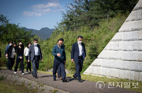 김덕현 연천군수(오른쪽에서 두 번째)가 연천BIX 부지조성 공사현장에 방문해 관계자들과 함께 점검하고 있다. (제공: 연천군) ⓒ천지일보 2023.04.19.
