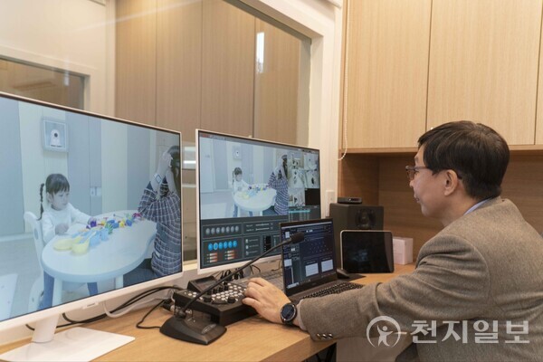 SK텔레콤과 서울대학교병원이 AI를 활용해 영유아의 자폐스펙트럼장애 여부와 장애 정도를 조기에 정확히 진단하기 위한 전용 공간 ‘영유아 발달진단 AI 리빙랩’을 구축했다. (제공: SK텔레콤) ⓒ천지일보 2023.04.20.