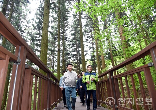 김동근 시장(왼쪽)이 지난 18일 장성 축령산 편백나무 숲에 방문해 편백숲과 무장애 데크길, 전망대를 면밀히 살피고 있다. (제공: 의정부시) ⓒ천지일보 2023.04.21.