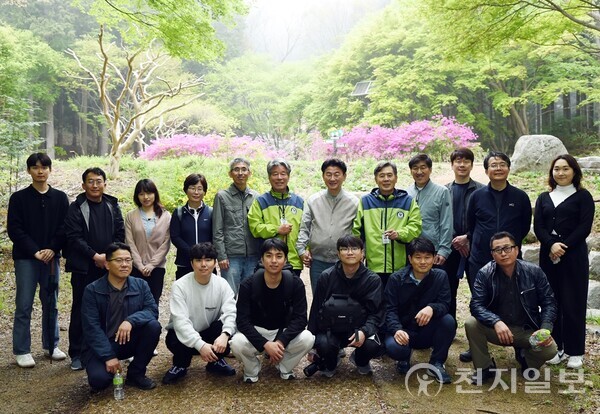 김동근 시장(뒷줄 왼쪽에서 일곱 번째)이 지난 18일 조림 선진지 벤치마킹을 목적으로 방문한 장성 축령산 편백나무 숲에서 관계자들과 기념 촬영을 하고 있다. (제공: 의정부시) ⓒ천지일보 2023.04.21.