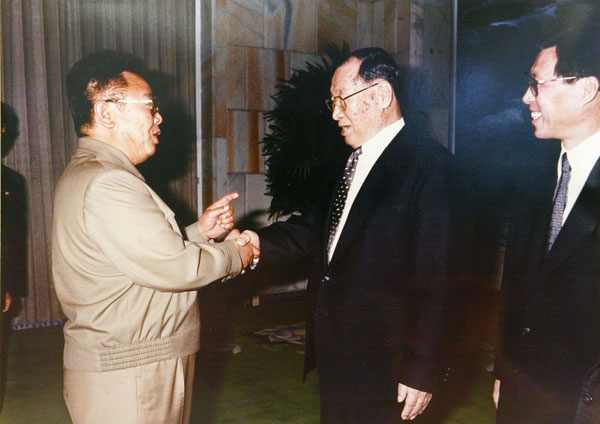 정 회장이 ‘2차 소떼 방북’을 한 1998년 10월 김정일 북한 국방위원장과 만나 악수하고 있다. (제공: 현대그룹)