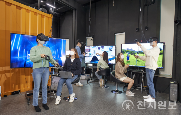 교내 VR 스튜디오에서 한국문화콘텐츠 학생들이 VR기기를 활용한 VR&AR 콘텐츠의 이해 수업을 듣고 있는 모습 (제공: 순천향대학교)ⓒ천지일보 2023.04.21.