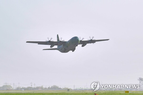 21일 공군 제5공중기동비행단에서 C-130J 수송기가 수단 교민철수 해외임무를 수행하기 위해 힘차게 이륙하고 있다. (출처: 연합뉴스)