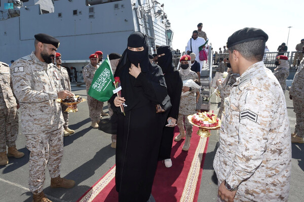 22일(현지시간) 사우디아라비아 국민들과 다른 국적의 국민들이 수단 내전을 피해 사우디 해군 함정을 통해 제다항에 도착하고 있다. (로이터/연합뉴스)