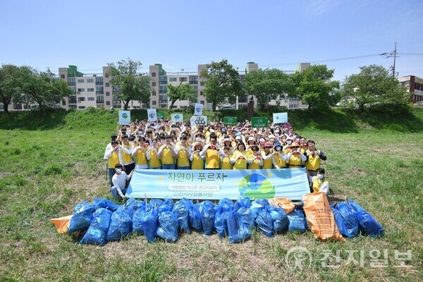 신천지자원봉사단 청주지부가 22일 무심천에서 환경정화봉사를 진행하고 있다. (신천지자원봉사단 청주지부 제공)