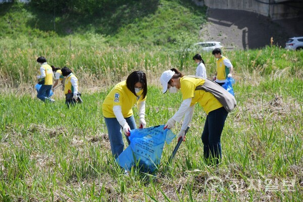 신천지자원봉사단 청주지부 회원들이 22일 무심천일대에서 쓰레기를 수거하고 있다. (신천지자원봉사단 청주지부 제공)