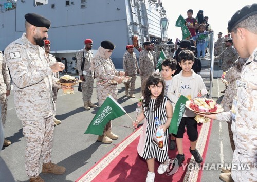 22일 수단 내전을 피한 사우디아라비아와 다른 국적 국민들이 사우디 해군 함정을 통해 제다항에 도착하고 있다. (로이터/연합뉴스)